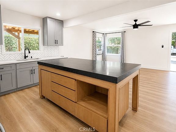 5th image of 441 Wickford Ave