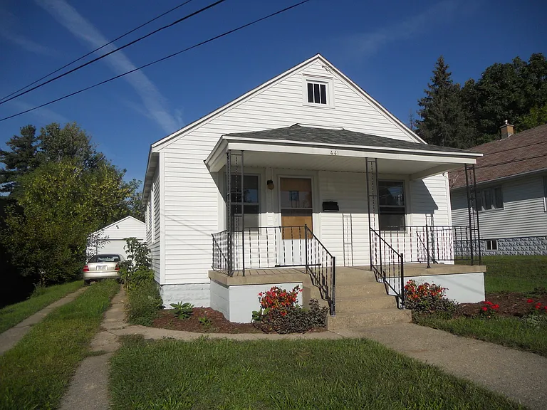 441 Spring Ave NE — Photo 1