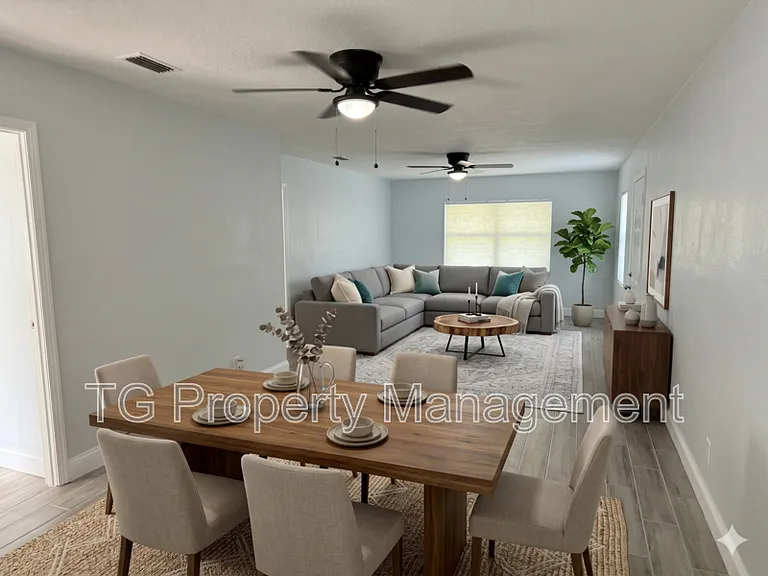 4721 E Castlewood Dr — Photo 1