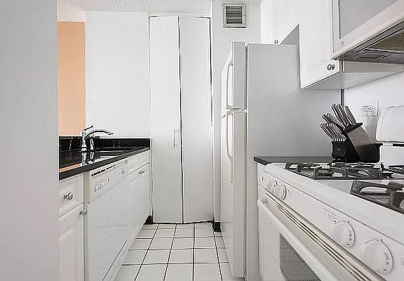 5th image of 230 W 55th St APT 28E