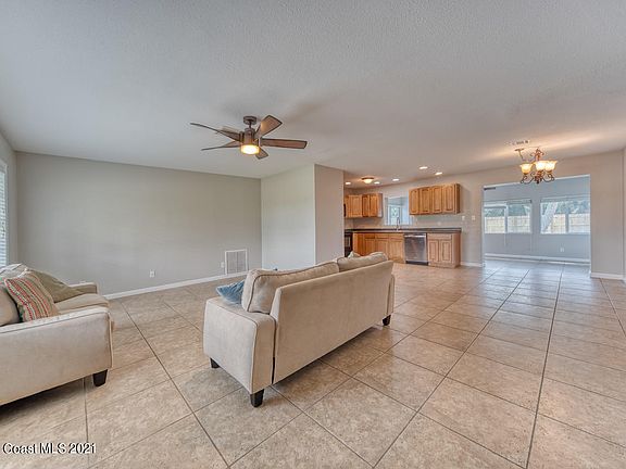 4th image of 1215 Pinetree Dr