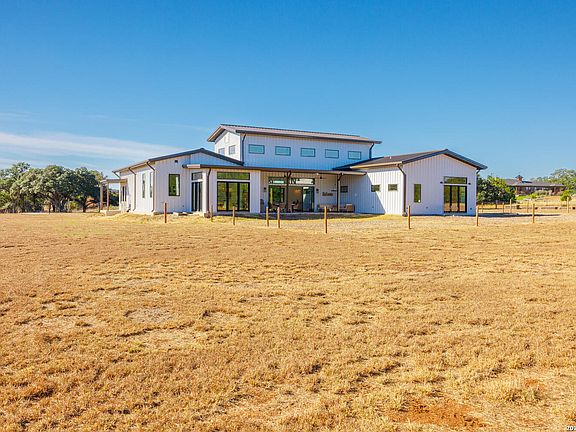 3rd image of 925 Clearwater Canyon