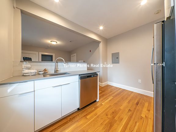 5th image of 222 Banks St #12