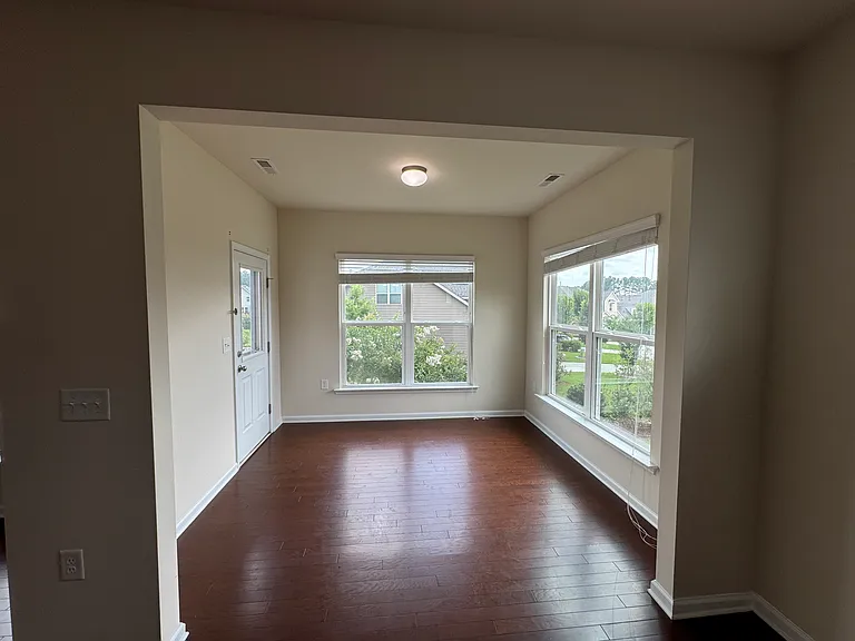925 Lemster Ln — Photo 31