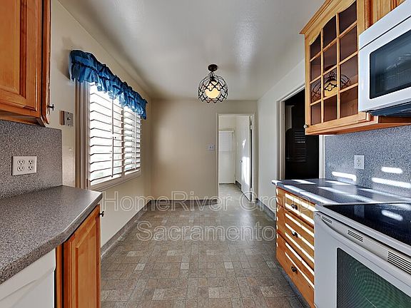 4th image of 2220 22nd Ave