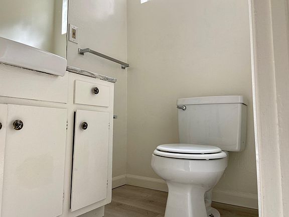 3rd image of 7160 De Longpre Ave APT 1