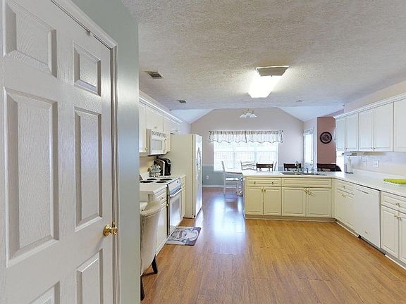 5th image of 3008 Saint James Pl