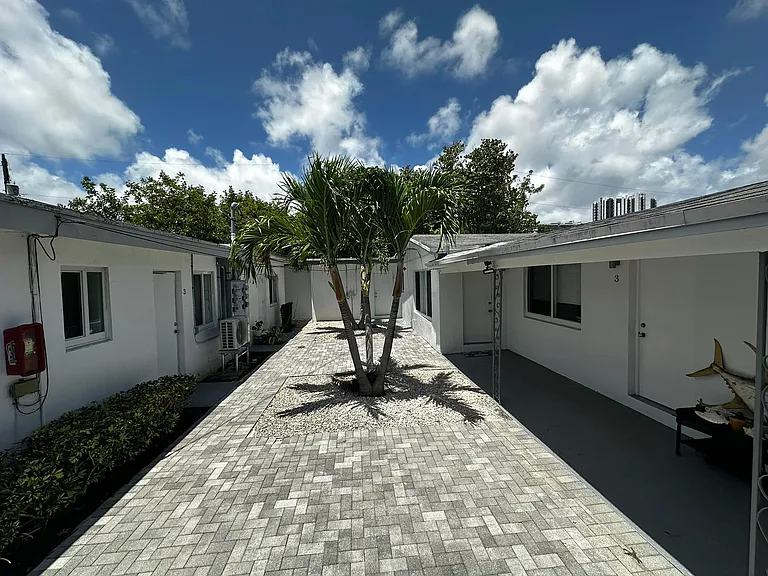635 NE 8th Ave #4 — Photo 7