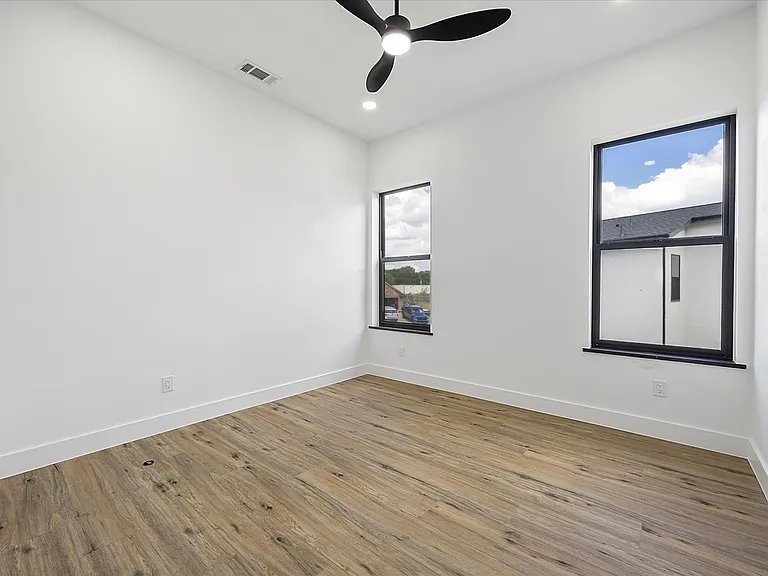 2811 Rodeo Dr — Photo 13