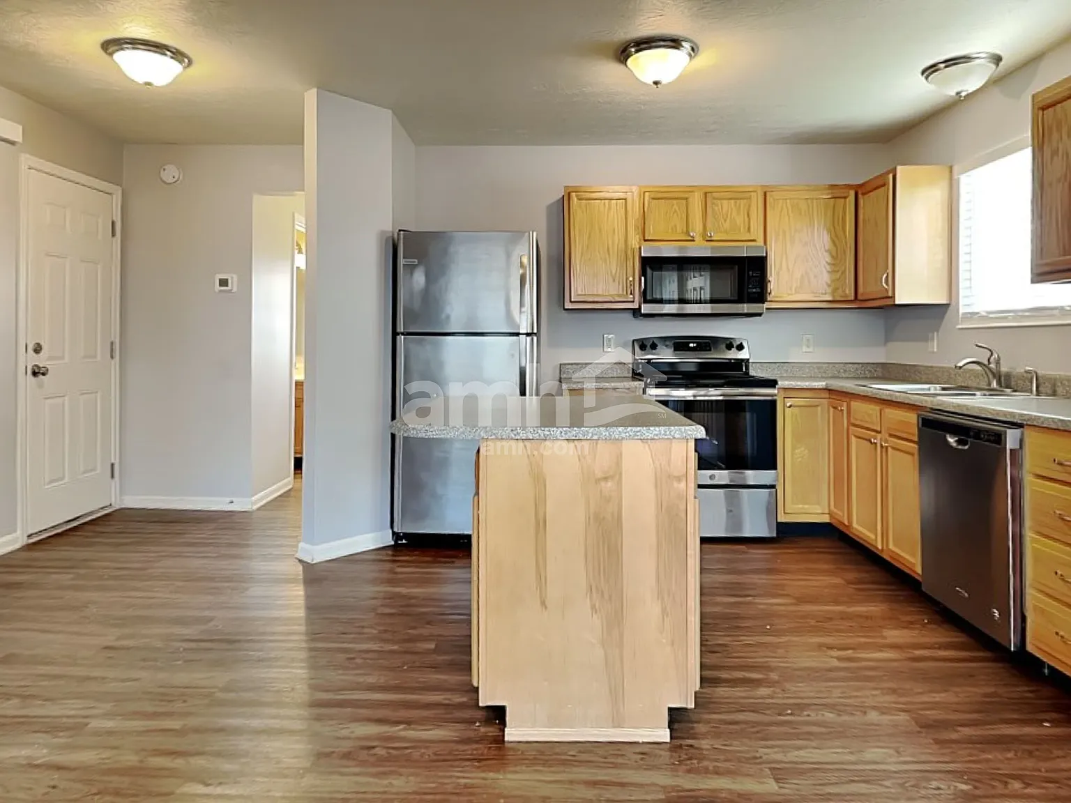 3 bed, 2.5 bath, 1582 sqft, $2,265 — Photo 3
