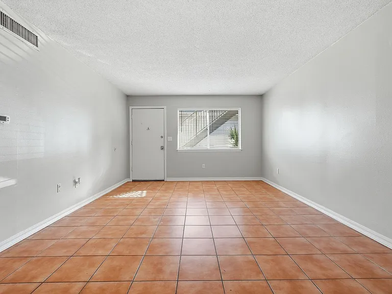 201 College Blvd E #11 — Photo 10
