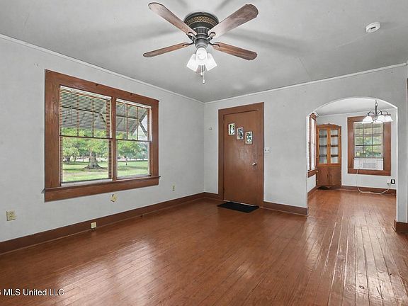 3rd image of 388 W Oak St