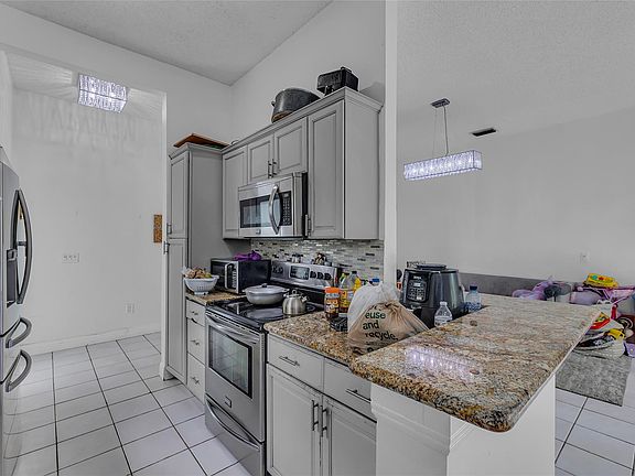 4th image of 1551 SW 85th Avenue