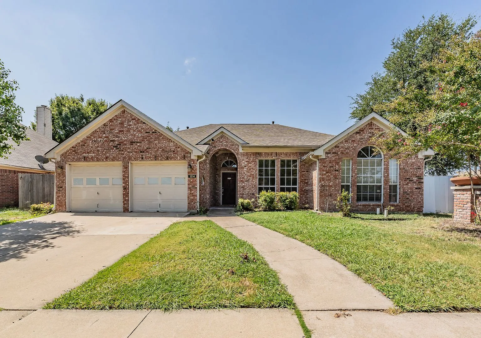 Single story 3 bedroom home in the heart of Arlington — Photo 1
