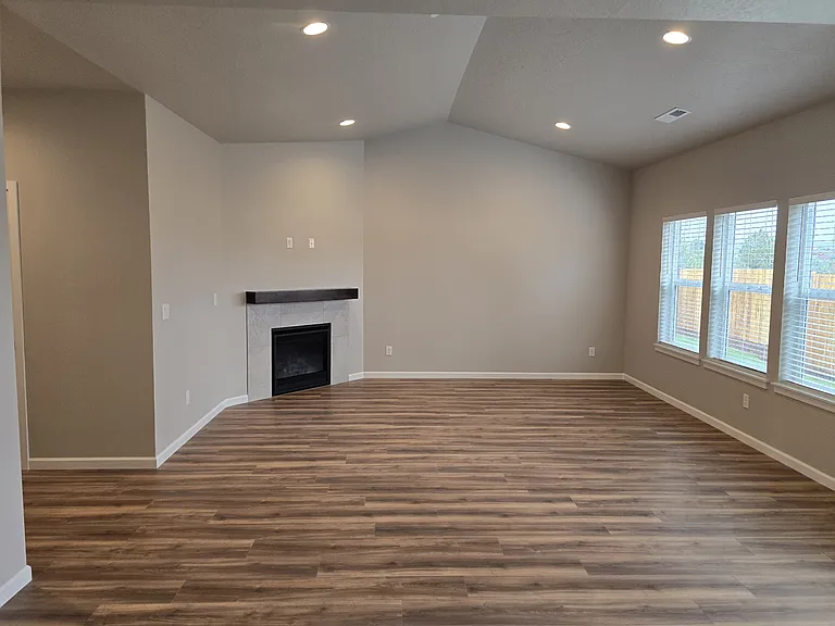 579 SW H St — Photo 10