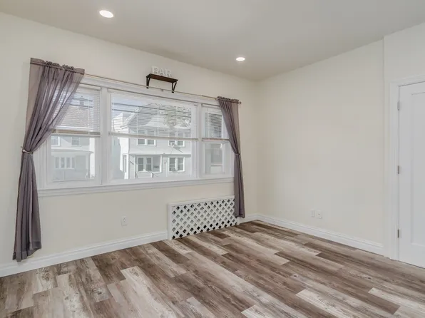 232 Pearsall Avenue image 14 of 20