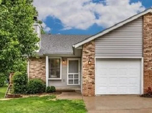 17 Cougar Dr APT B, Glen Carbon, IL 62034