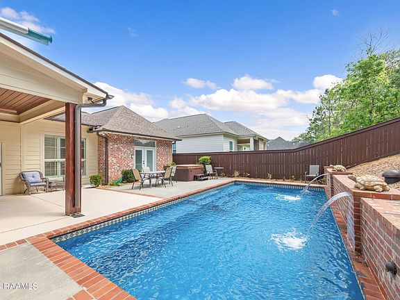 4th image of 122 Long Oak Ln