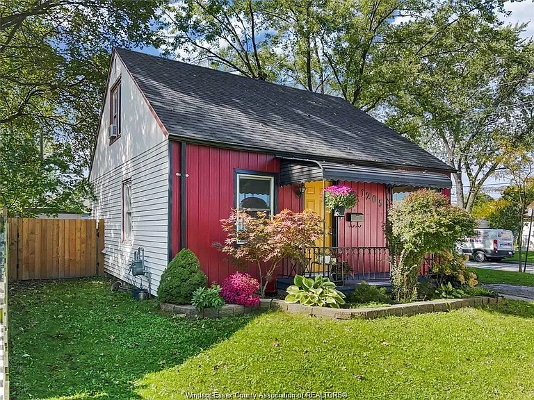 1205 Oak St — Photo 2