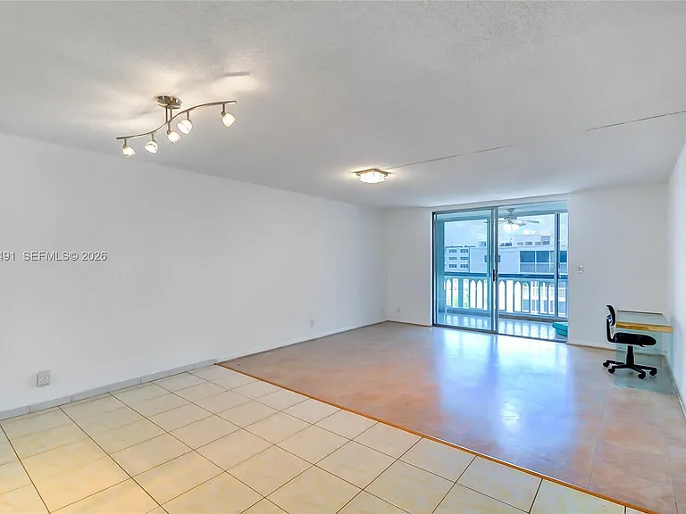 301 NE 14th Ave #702 — Photo 10