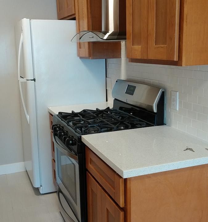 Maintenance free Quartz countertop with tile flooring and su