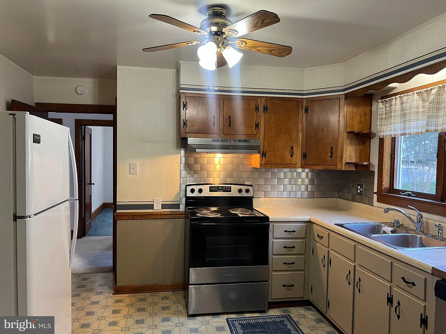 4 bed, 2.0 bath, 1505 sqft, $1,900 — Photo 2