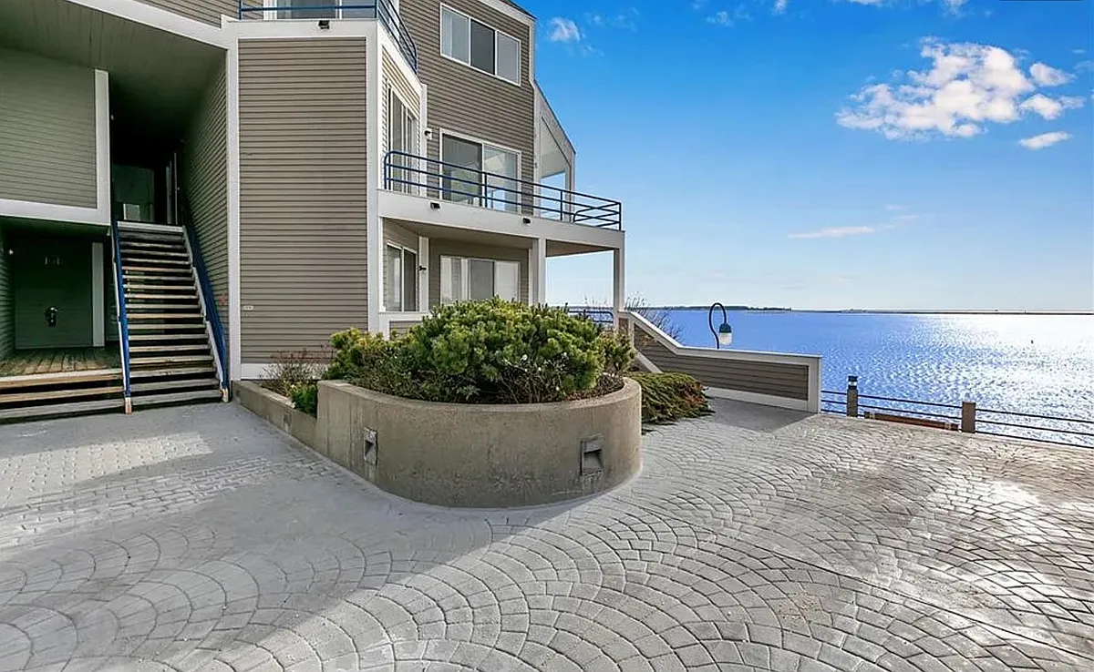 Courtyard view of the harbor. - 12 Harbour Close