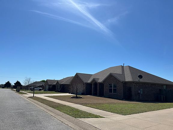 5th image of 627 White Oak St