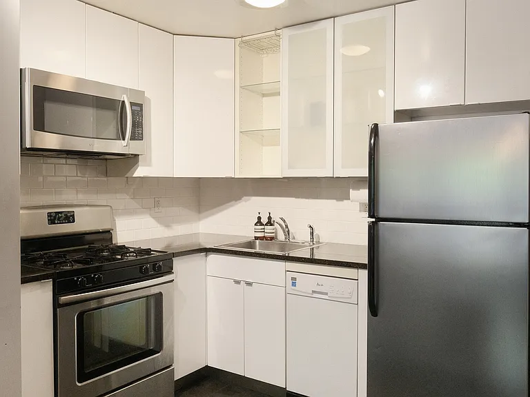 811 Halsey St #1 — Photo 9