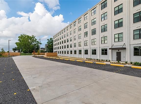 3rd image of 883 Montegut St #404