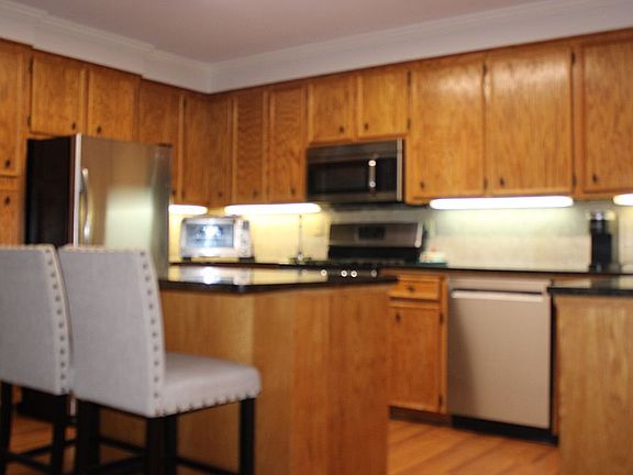 4th image of 2737 Lakeshore Dr N