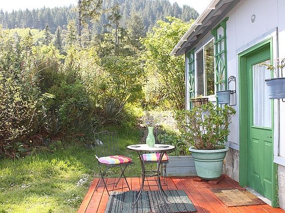 Cottage : The property includes a self-sufficient and entirely green guest house