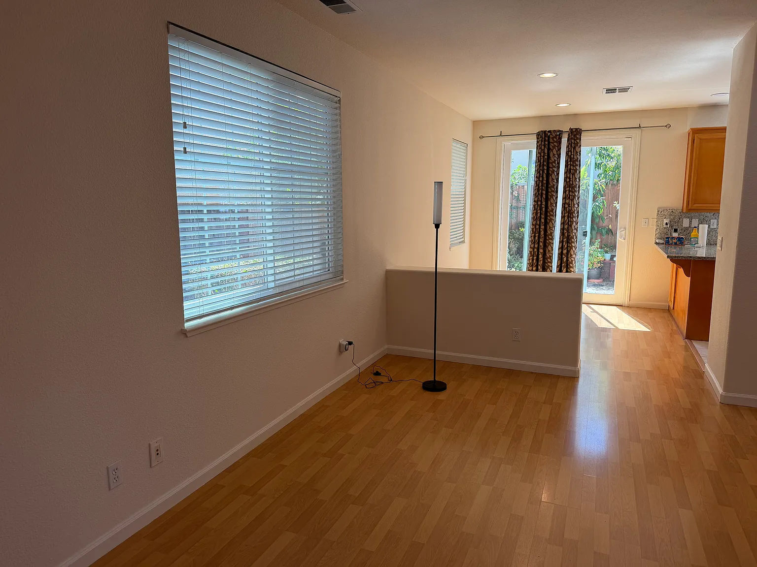 3 bed, 2.5 bath, 1599 sqft, $4,900 — Photo 3