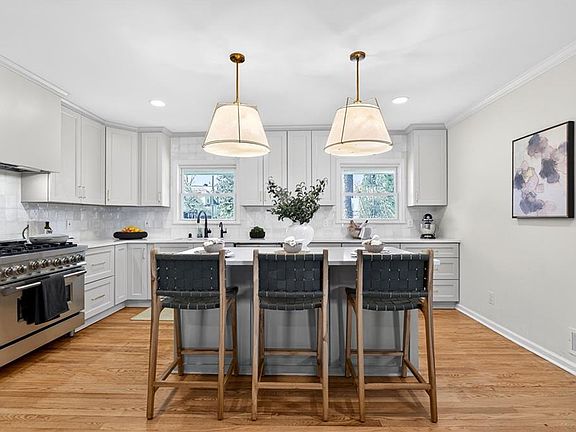 4th image of 3811 N Stratford Rd NE