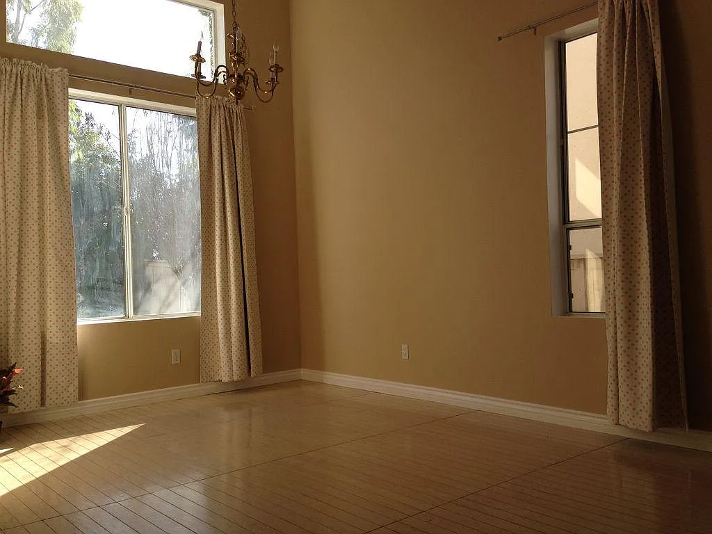 4 bed, 2.5 bath, 2000 sqft, $5,300 — Photo 3