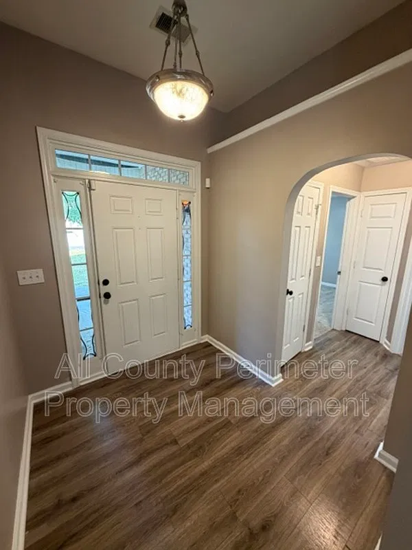 3 bed, 2.0 bath, 1375 sqft, $1,695 — Photo 2