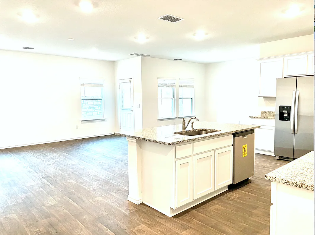 4 bed, 2217 sqft, $2,220 — Photo 3
