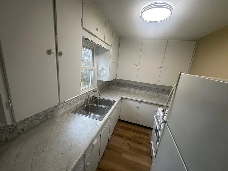 1519 Douglas Ave — Photo 6