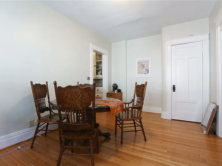 294 Laburnam Cres — Photo 8