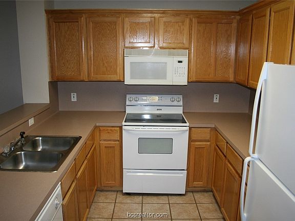 2nd image of 1013 Gardenia St