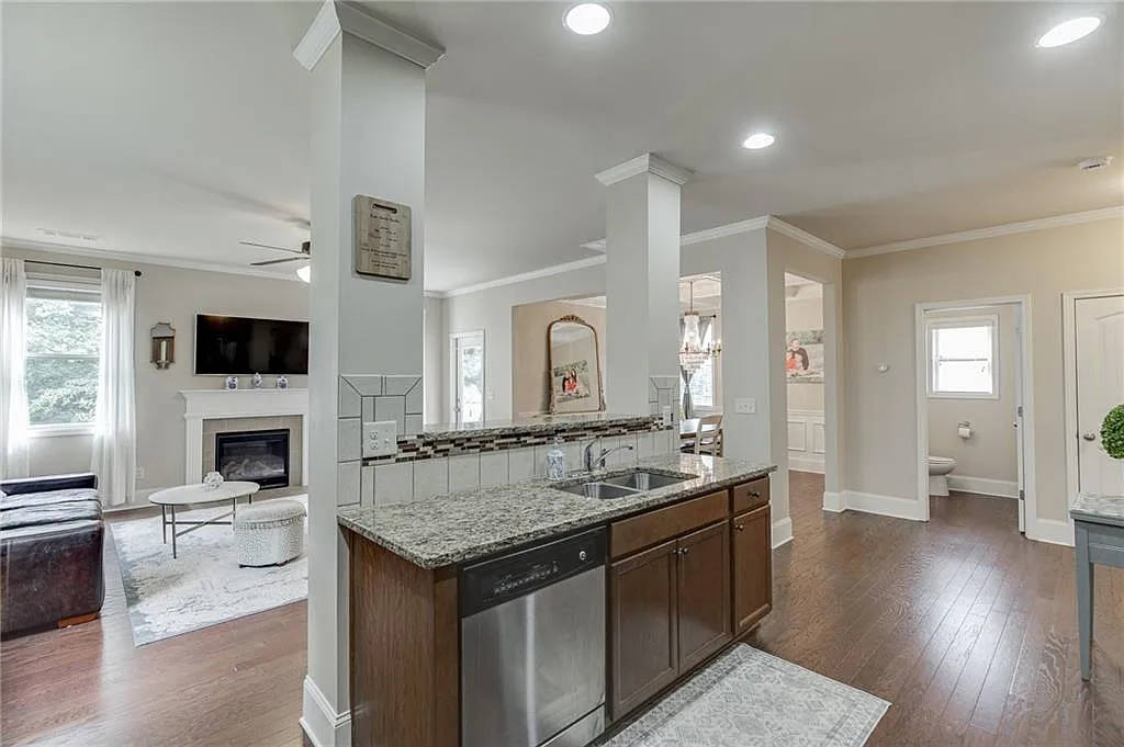 4 bed, 3.5 bath, 2900 sqft, $2,800 — Photo 4