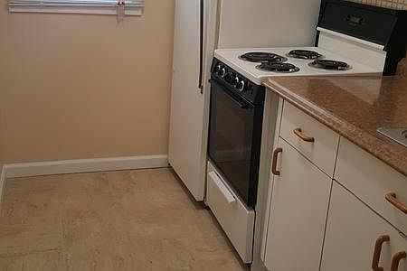 1st image of 12 N Summit Dr