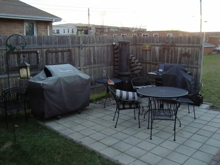 704 Robinwood Ln — Photo 2