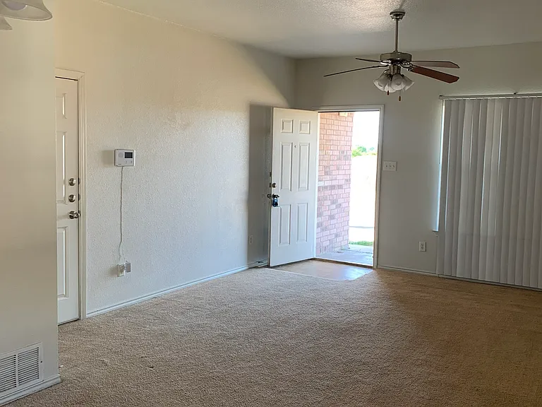 2912 Ashley Dr — Photo 2