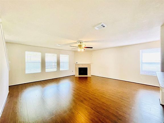 4th image of 3310 Barkers Crossing Ave