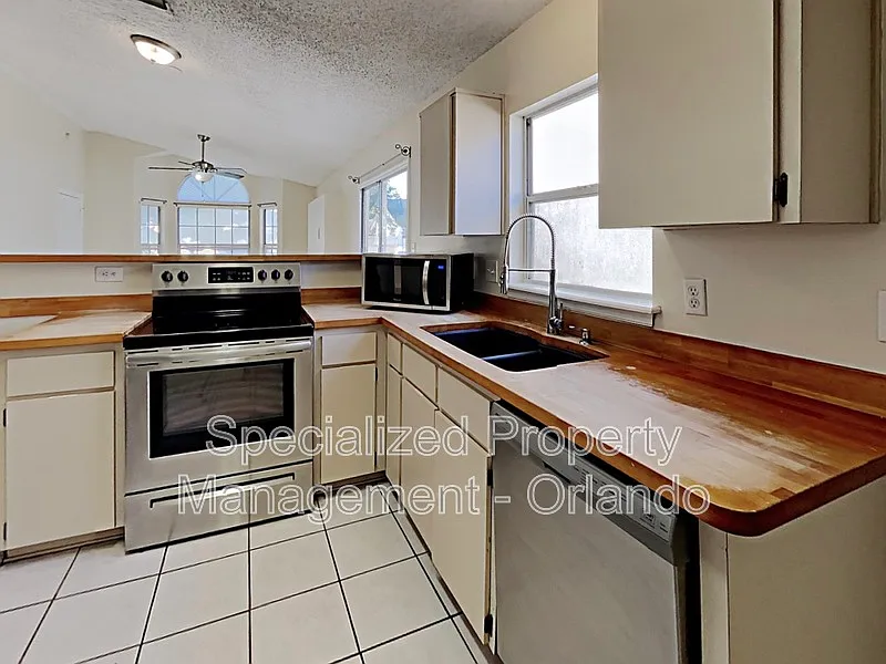 3 bed, 2.0 bath, 1096 sqft, $2,050 — Photo 3