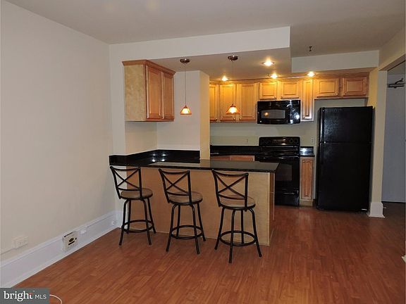4th image of 1324 Locust St APT 206