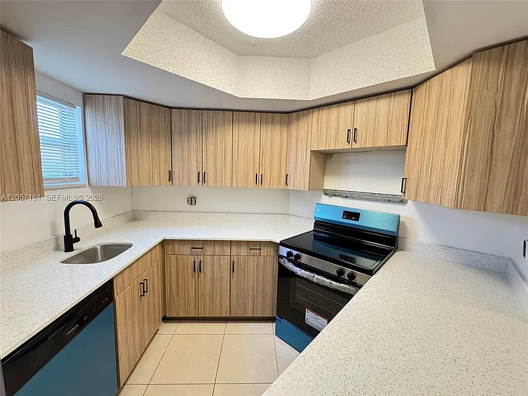 8205 Lake Dr #401 — Photo 7