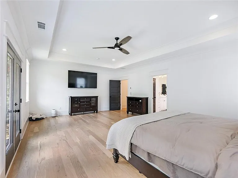 566 Versailles Dr — Photo 45