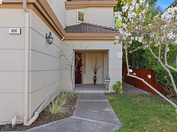 3rd image of 906 Vista Pointe Dr